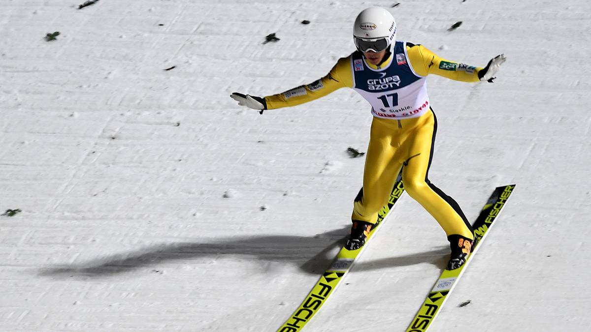 Das sagt Hannawald: "Sehe ich nicht ganz vorne, auch wenn es mich für die Japaner freuen würde. Er hat eine gute, stabile Technik - ich glaube aber nicht, dass er mit den absoluten Topspringern mithalten kann."