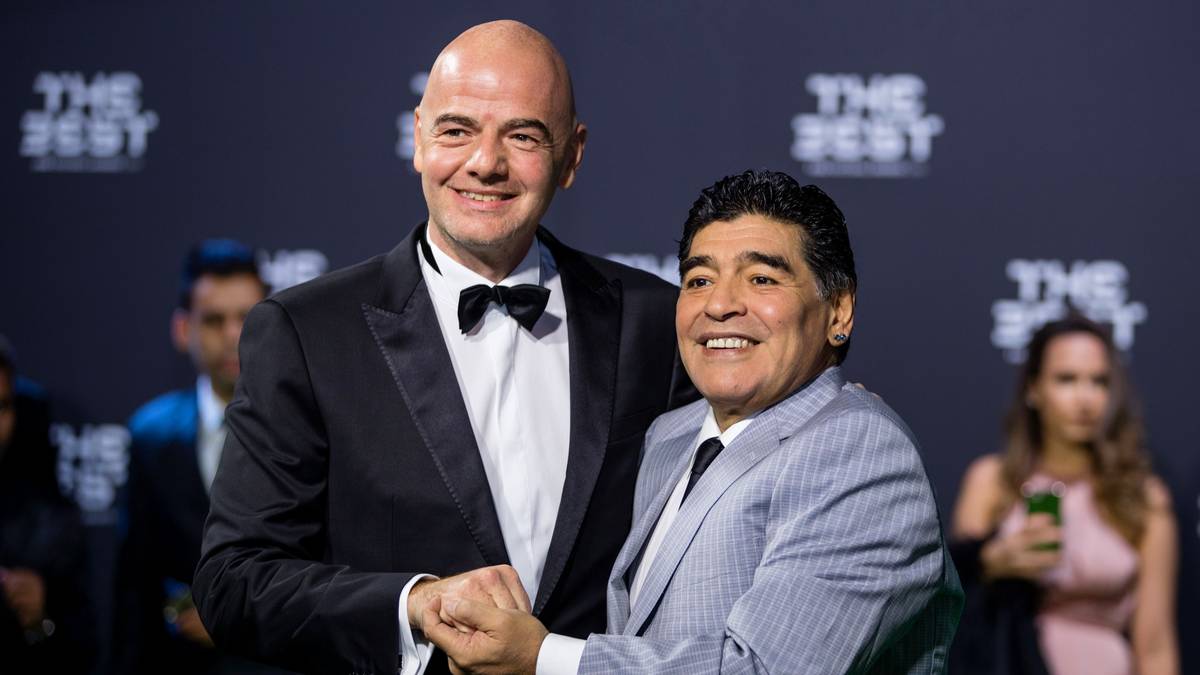 Diego Maradona (r.) ist Berater von FIFA-Präsident Gianni Infantino