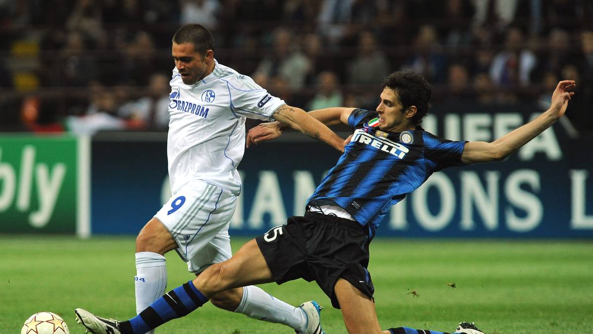 CHAMPIONS LEAGUE, VIERTELFINALE 2011 - INTER MAILAND: Als krasser Außenseiter reist das Team von Ralf Rangnick im April nach San Siro zum Titelverteidiger Inter Mailand. Was die Nerazzurri als lockere Pflichtaufgabe betrachten, wird für Schalke zur Sternstunde, bei der ein gewisser Edu auftrumpft und beim 5:2-Erfolg den Schlusspunkt setzt