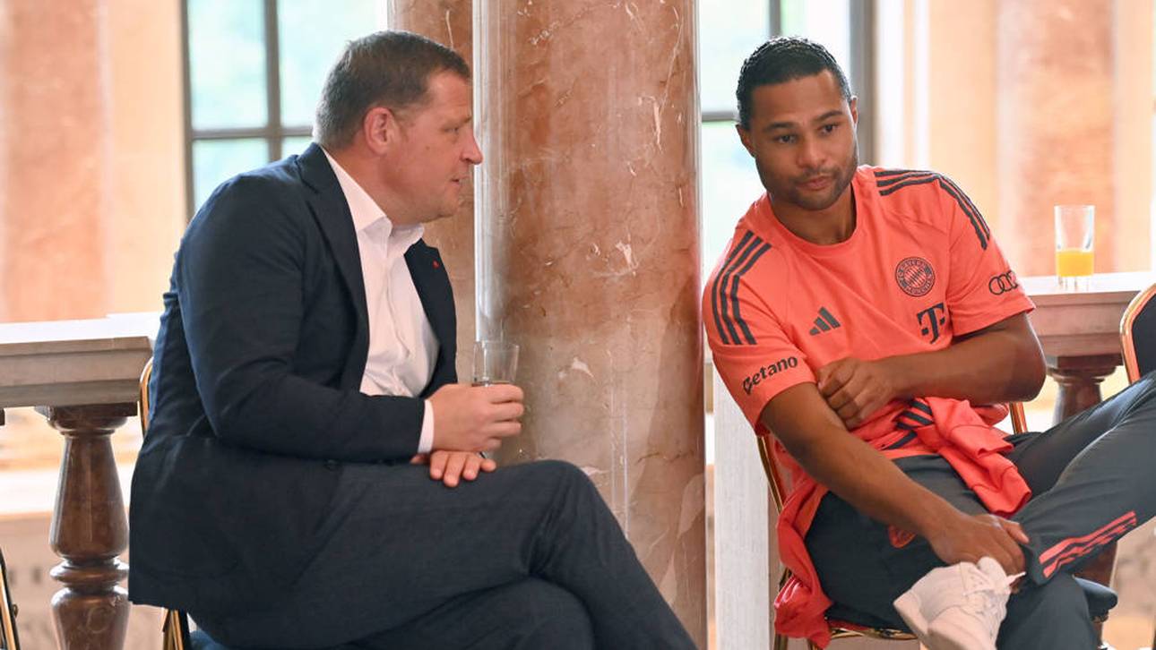Bayerns Sportvorstand Max Eberl (l.)  äußert sich zur Zukunft von Serge Gnabry
