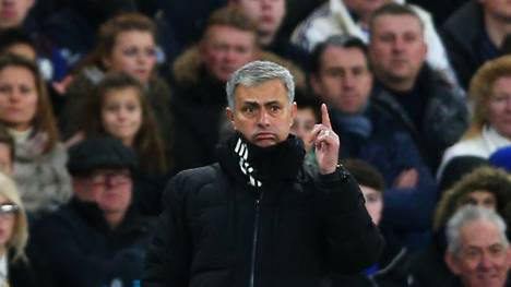 Jose Mourinho vom FC Chelsea zeigt nach oben