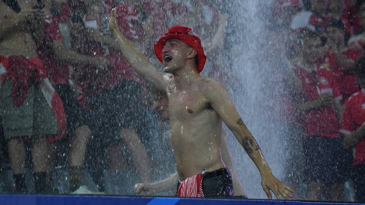 Die Fans machten das Beste aus den widrigen Wetterbedingungen.