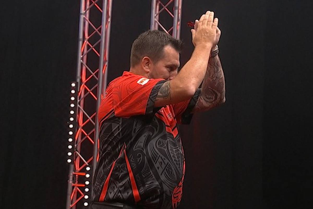 Jonny Clayton gewinnt sein erstes Match bei der Baltic Sea Darts Open gegen Gian van Veen mit 6:4 und wehrt zwischendurch ein Comeback des Darts-Talents ab.