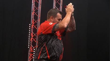 Jonny Clayton gewinnt sein erstes Match bei der Baltic Sea Darts Open gegen Gian van Veen mit 6:4 und wehrt zwischendurch ein Comeback des Darts-Talents ab.