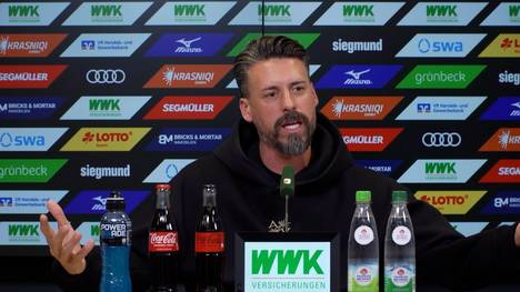 Sandro Wagner spricht vor dem Spiel gegen Dortmund über Dinge, aus denen er in seinen ersten Wochen als Cheftrainer in der Bundesliga gelernt hat. Bei einem Reporter bedankt er sich für ein Learning. 