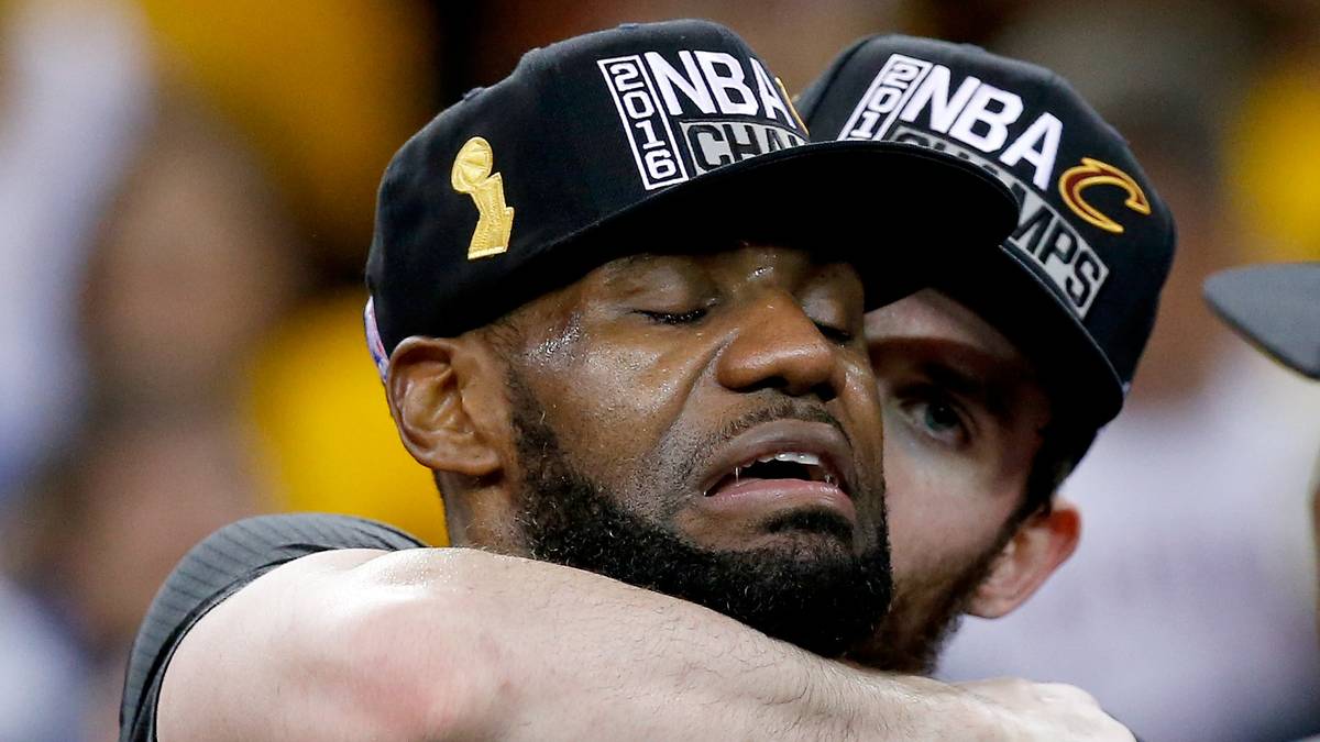 PLATZ 4: Dabei war der verlorene Sohn noch 2014 in seine Heimat zurückgekehrt. Nach viel bösem Blut um seinen Abschied und zwei Titeln in Miami wechselt LeBron James wieder nach Cleveland - inklusive der monströsen Feier und mit dem Titel 2016 als Krönung