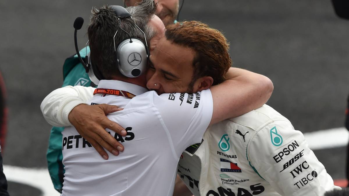 Anschließend herzt Hamilton erst einmal jeden aus seinem Team