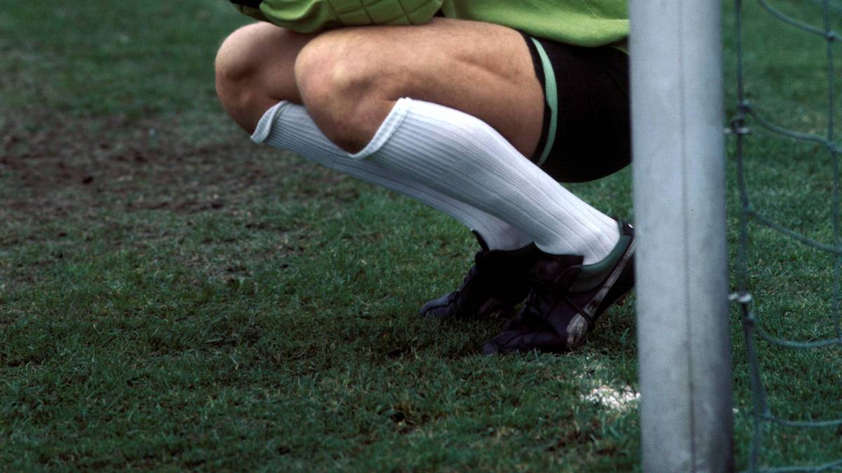 TOR - WOLFGANG KNEIB: In seiner ersten Bundesligasaison startete der Hüne im Mönchengladbacher Tor gleich durch. Frisch vom SV Wiesbaden verpflichtet, gewann er das Duell gegen Uli Sude als Vertreter der langzeitverletzten Klublegende Wolfgang Kleff zwischen den Pfosten – und bestritt gleich alle 34 Ligaspiele. Wurde 1979 auch UEFA-Cup-Sieger mit dem VfL