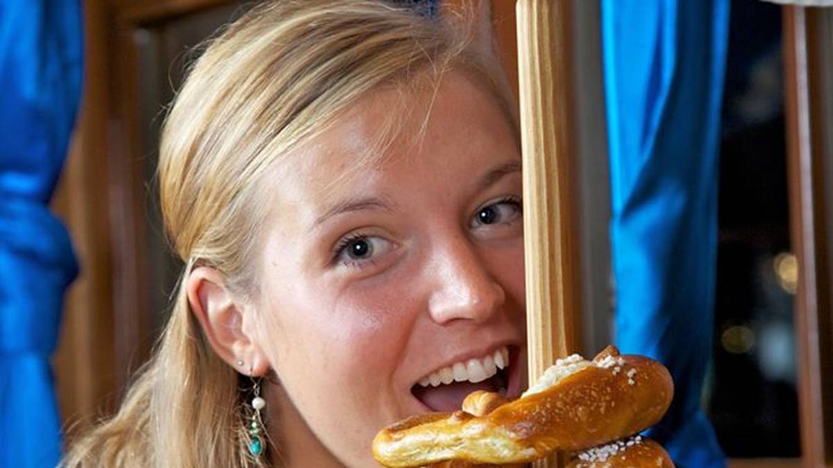 In der Jugend  betreibt Brinker parallel zum Volleyball jahrelang Dreisprung. Kein Wunder, dass bei der Sprungkraft ihre Stärken vor allem am Netz im Angriff und Block liegen