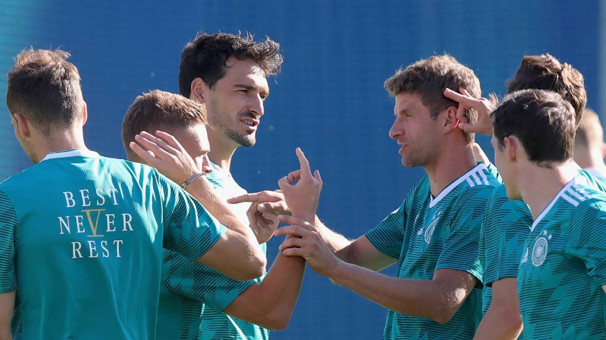 Die andere große Strömung innerhalb des Teams, der erweiterte BAYERN-BLOCK soll mit Özil intern kritischer umgegangen sein. Spieler wie Mats Hummels, Thomas Müller, Manuel Neuer, auch Ex-Bayer Toni Kroos sollen sich von Özil ein öffentliches Statement gewünscht haben, um das Thema zu beruhigen