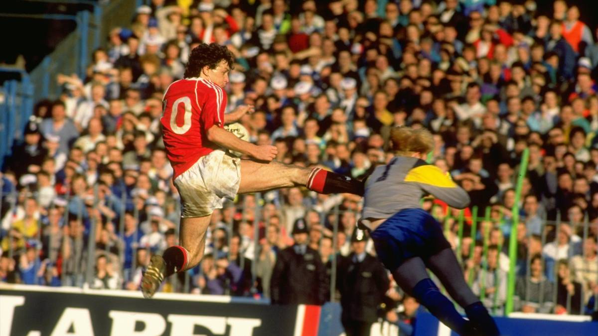 Doch dann bekam der Waliser seine Chance und nutzte diese, indem er in seinem ersten Spiel direkt traf. Gegen den VfL Bochum gelang ihm wenig später ein Hattrick, mit dem er es immerhin auf sieben Tore in 23 Spielen für den FCB schaffte. Hughes verabschiedete sich mit einer roten Karte in seinem letzten Spiel für die Bayern