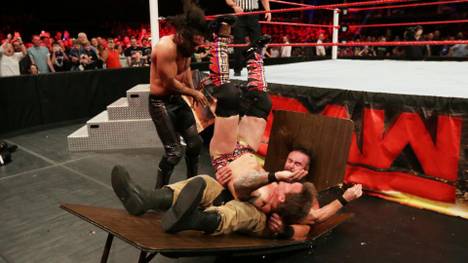 Seth Rollins (l.) lässt bei WWE RAW Chris Jericho und Braun Strowman (u.) leiden