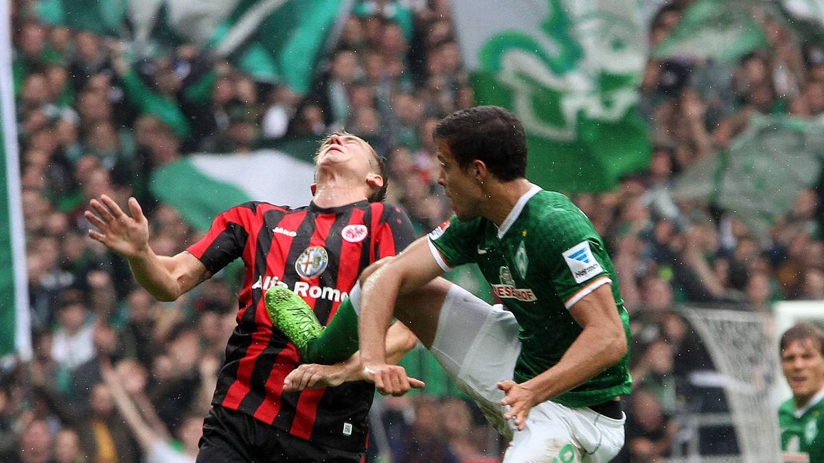 Franco Di Santo bestritt am 5. Spieltag der Saison 2013/14 sein erstes Heimspiel für Werder Bremen. Es endete nach diesem Tritt gegen Frankfurts Bastian Oczipka vorzeitig. Schiedsrichter Felix Brych zeigte dem Argentinier Rot, Werder unterlag 0:3