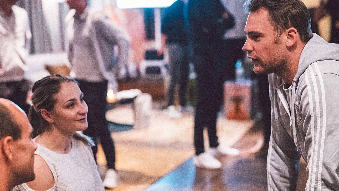 Gänsehaut! Vogel besucht DFB-Team