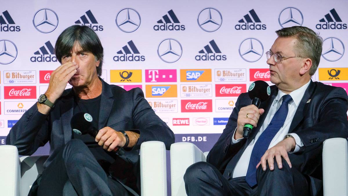 Auch Löw steht nun vor der Frage, wie er sich im Fall Özil positioniert. Trägt er Grindels Ultimatum mit? Fühlt er sich angesprochen von Bierhoffs Andeutung, dass man vielleicht doch besser zu Hause gelassen hätte?