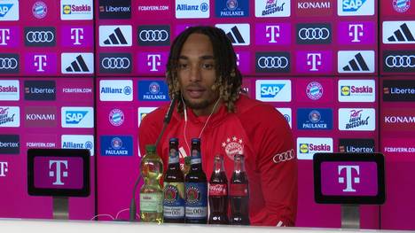 Auf seiner Vorstellungspressekonferenz spricht Sacha Boey über eine Bayern-Legende. Der Franzose gibt zu, dass er sich viel von ihm abgeguckt hat.