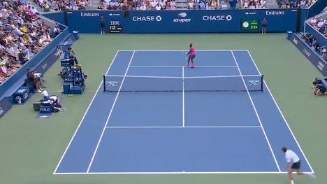 Auch Frances Tiafoe hat das Achtelfinale bei den US Open gemeistert! Der US-Amerikaner schlägt Daniil Medvedev glatt in drei Sätzen und trifft im Viertelfinale nun auf seinen Landsmann Alex Michelsen.