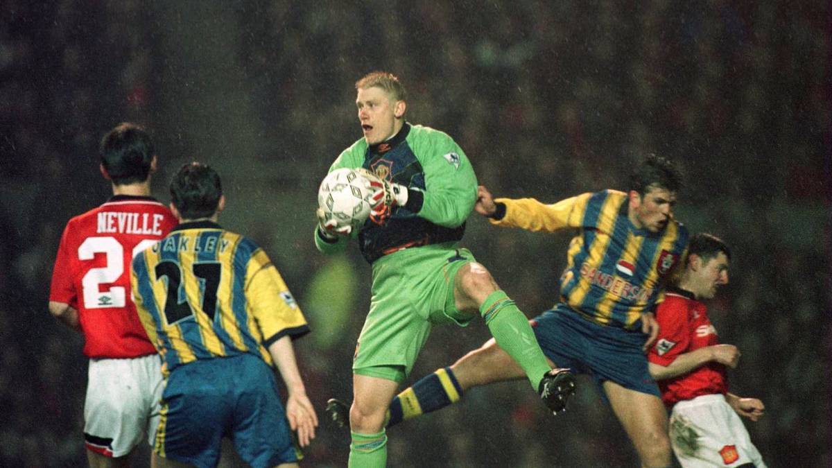 PLATZ 10 - PETER SCHMEICHEL (Dänemark): Der Schrank zwischen den Pfosten war einfach für jeden Stürmer einschüchternd. Wenn der 1,90 Meter große und über 100 Kilo schwere Däne aus dem Tor kam, zogen die Angreifer bei Flanken die Köpfe ein. Tat den deutschen Fußballfans zweimal besonders weh