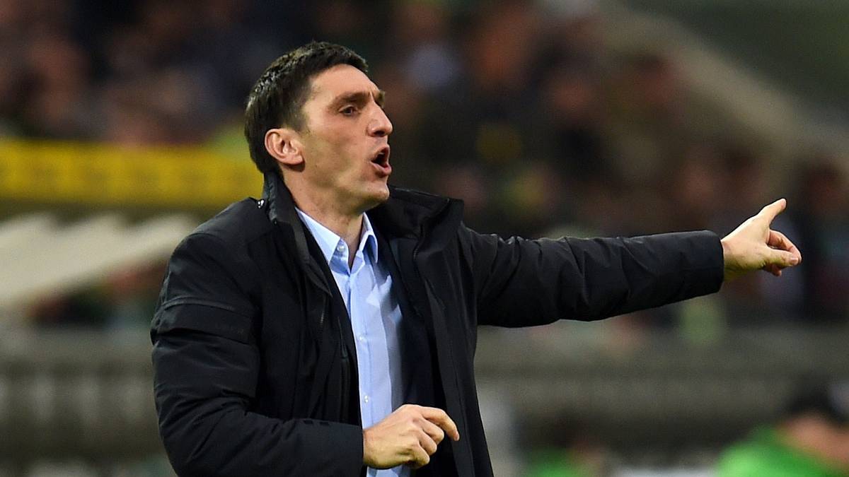Er steht beim letzten Spiel des Spieltags im Blickpunkt: Hannovers Chefcoach Tayfun Korkut. Seit acht Spielen ist sein Team ohne Sieg und muss nun nach Gladbach