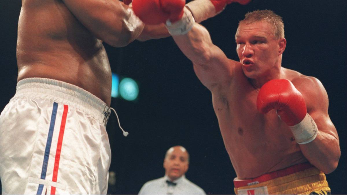 Da hat er die Rechnung ohne Schulz gemacht. Der "Schmeling-Enkel", wie er in den USA vermarktet wird, tritt dem Oldie beherzt entgegen, weicht seinen Schlägen aus, punktet aus der Halbdistanz, ist sogar dicht am K.o.