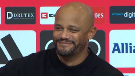 Nach einer erneut starken Leistung von Lennart Karl wird Bayern-Coach Vincent Kompany gefragt, ob man den Youngster bereits mit Lionel Messi vergleichen könne. Der Belgier muss schmunzeln.