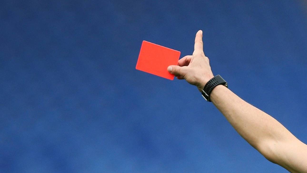 Torwart pinkelt in Hecke – Rot!