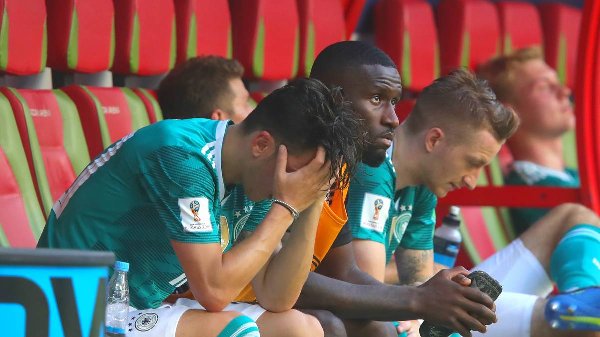 Die jüngsten Äußerungen von DFB-Manager Oliver Bierhoff und Präsident Reinhard Grindel haben Mesut Özil und sein Schweigen in der Affäre Erdogan als Problem in den Vordergrund gerückt. Grindel setzte Özil ein Ultimatum, sich öffentlich zu erklären - und deutete an, dass er ansonsten nicht mehr nominiert würde