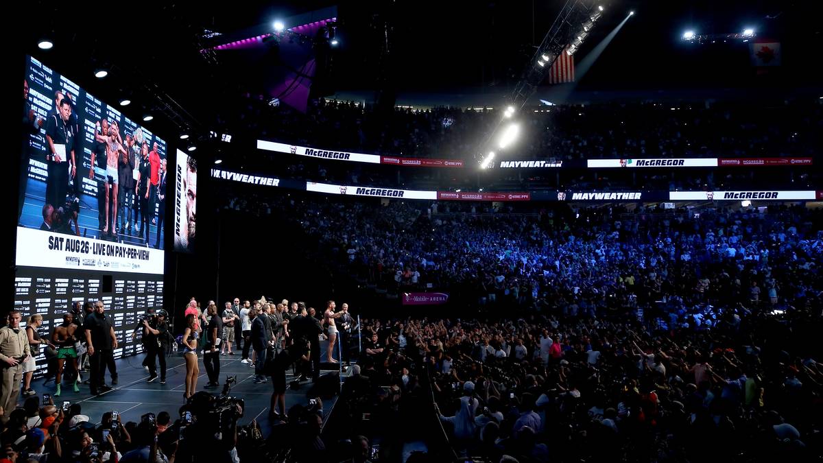 Einen Tag vor dem Fight steht in der T-Mobile Arena das Wiegen an. Selbst dazu erscheinen rund 10.000 Fans. Die Anhänger von Conor McGregor sind in der Überzahl