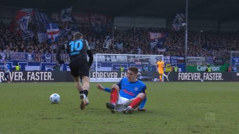 Leverkusens Shootingstar sprüht auch in Kiel nur so vor Spielfreude. Das bekommt vor allem Marco Ivezic zu spüren.