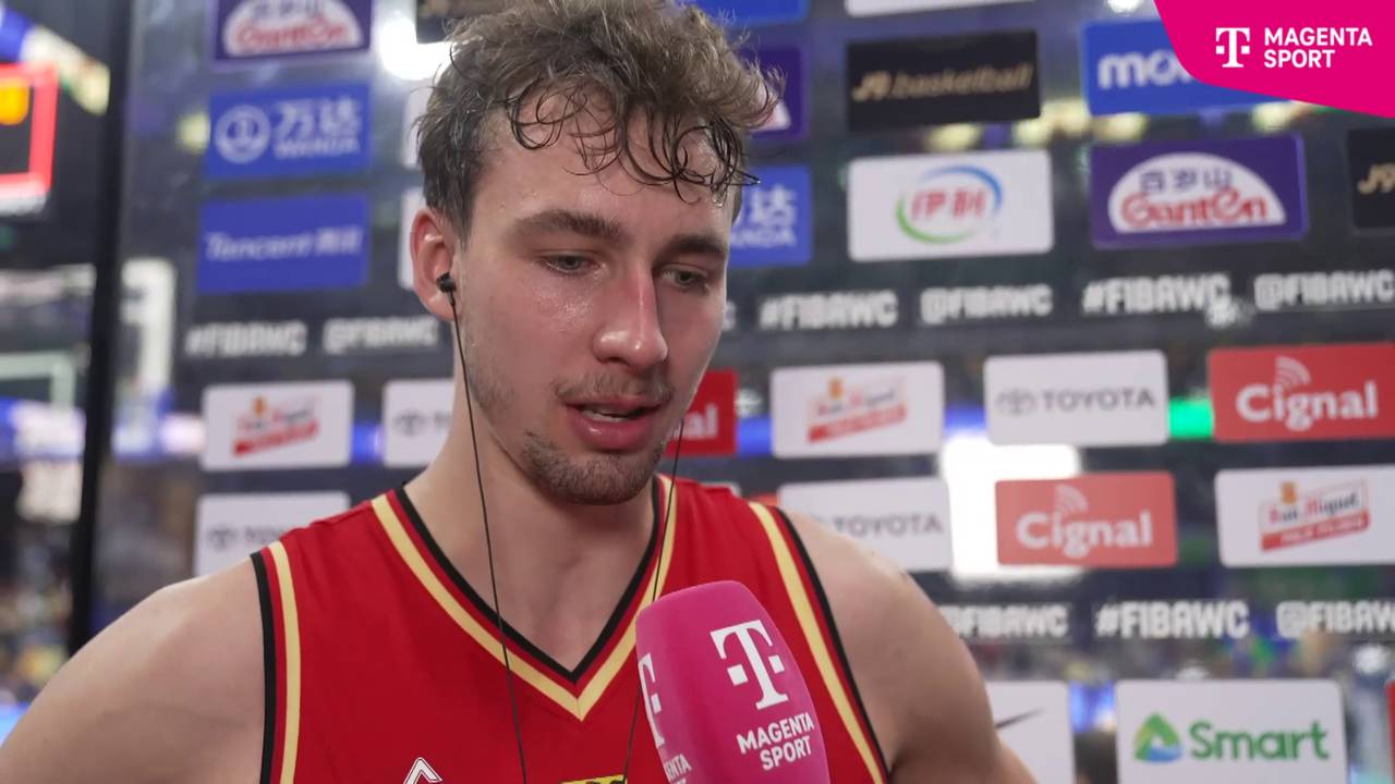 Basketball-WM: Franz Wagner feiert nach Sieg gegen USA sein Team ab