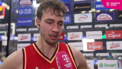 Franz Wagner feiert nach dem Sieg gegen die USA seine Mannschaft ab und ist begeistert von der Leistung im Halbfinale. 