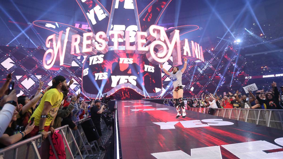 Für großen Jubel sorgt auch dieses Comeback: Publikumsliebling Daniel Bryan, wegen schwerer Kopf- und Nackenverletzungen scheinbar zur Sportinvalidität verdammt, ist nach drei Jahren Pause zurück im Ring