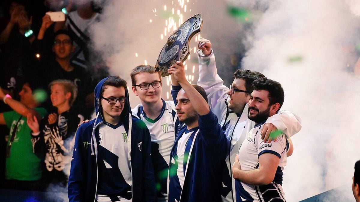 Auch Team Liquid schmückt sich mit ähnlichen Farben wie SK Gaming. Hier ist das Dota 2-Team zu sehen, ganz in Blau-Weiß