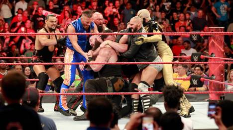 WWE-Kollegen versuchen einen Würgegriff von Samoa Joe gegen Braun Strowman zu lösen