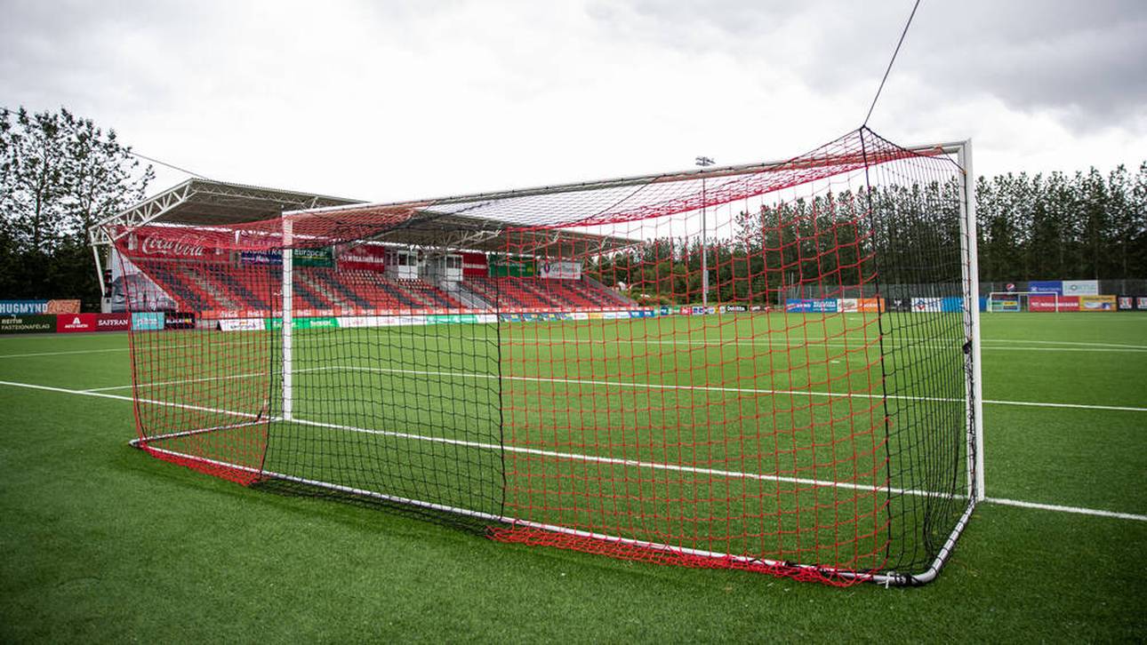 Die einzige Tribüne des Vikingsvöllur verfügt über etwas mehr als 1.000 Sitzplätze