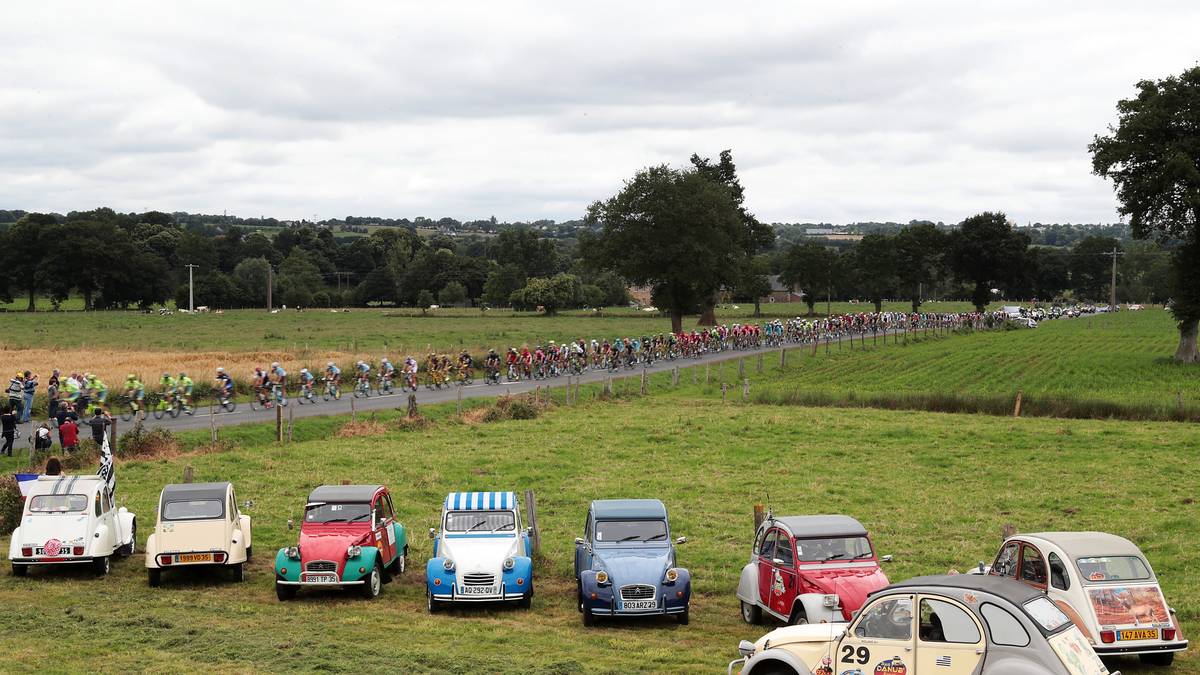 Der Citroen 2CV gehört zu Frankreich wie die Tour. Für die am Streckenrand präsentierten Modelle haben die Fahrer allerdings wenig übrig