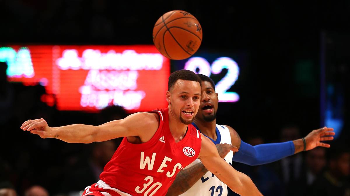 Defensive wird beim Auswahlspiel traditionell klein geschrieben. Trotzdem nehmen NBA-MVP Steph Curry (vorn) und Paul George das Spiel schon ernst