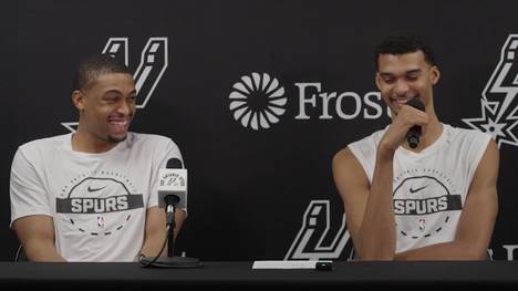 Bei der Pressekonferenz der San Antonio Spurs sorgen Keldon Johnson und Victor Wembanyama für einen Lacher. Auf eine französische Frage soll der US-Amerikaner Johnson antworten.