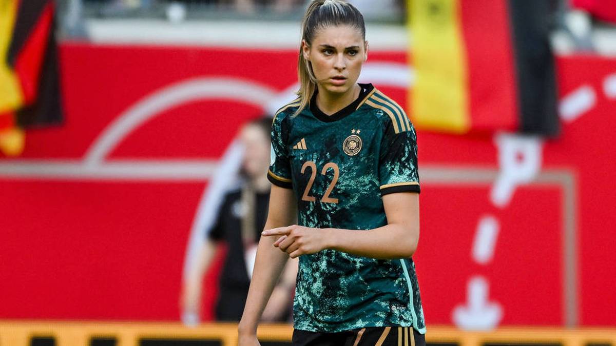 Jule Brand ist 20 Jahre alt und spielt beim VfL Wolfsburg. Bislang absolvierte sie 32 Länderspiele und schoss sieben Tore. Sie wurde 2019 mit der U17 Europameisterin