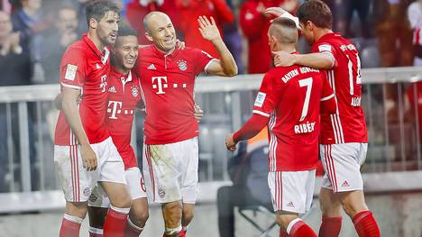 Die Bayern-Spieler feiern ihre Torschützen Arjen Robben und Franck Ribery