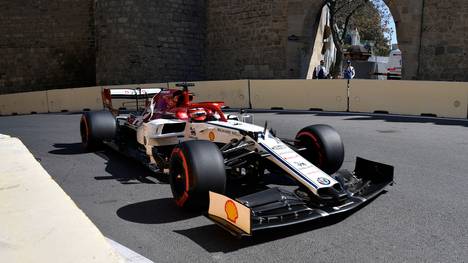 Kimi Räikkönen muss aus der Boxengasse in den Großen Preis von Aserbaidschan starten