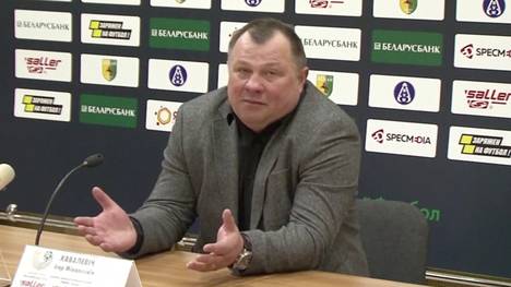 Während die Fußball-Welt in weiten Teilen stillsteht, wird in Weißrussland trotz des Coronavirus weiter gespielt. Der Trainer des FC Belshina hat dafür eine ganz einfach Erklärung.
