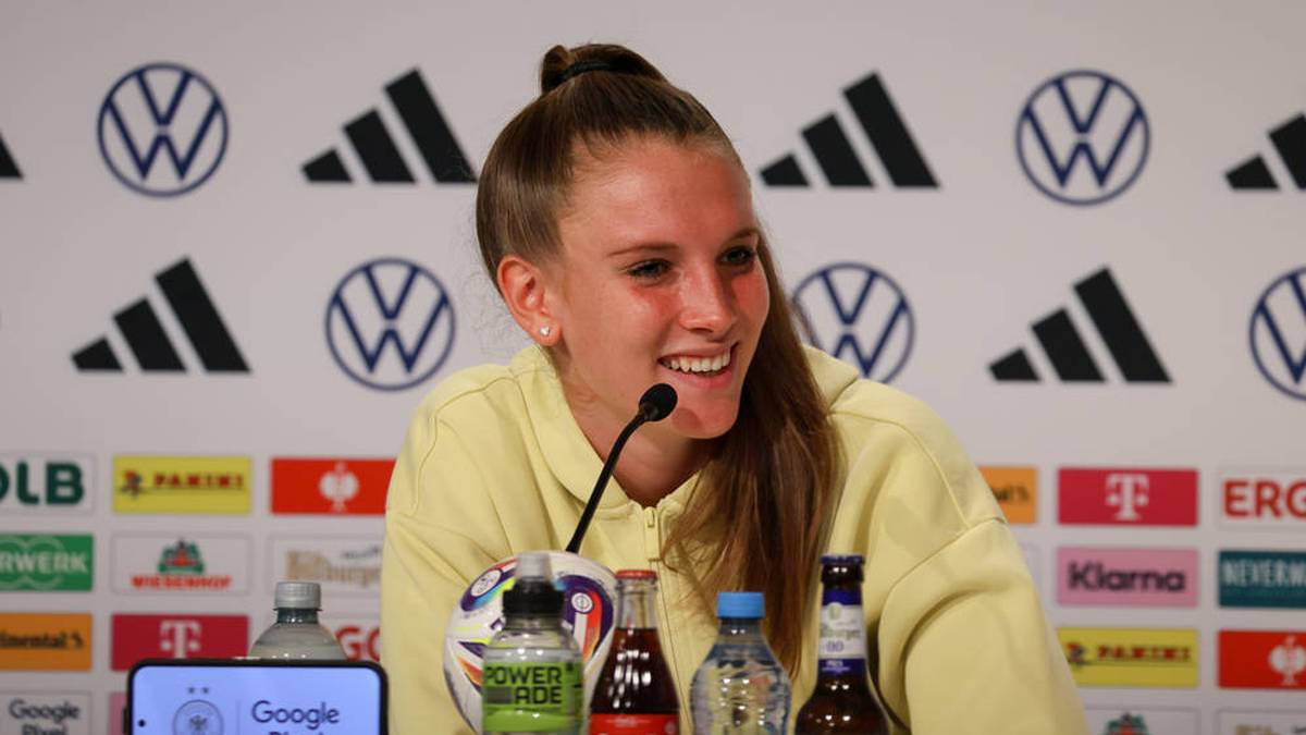 Danach wechselte sie nach München, holte das Double, fing sich in der Bundesliga nur vier Gegentore und entwickelte sich zum größten deutschen Torhüterinnen-Talent. Ihr Vorbild? Manuel Neuer. Dazu passt: In ihrem ersten Bundesligaspiel 2020 kam sie einst als Feldspielerin rein.