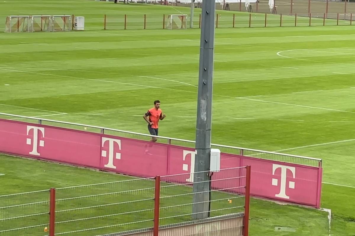 Nanu - was macht denn die Legende Thomas Müller zurück auf dem Trainingsplatz der Bayern an der Säbener Straße?
