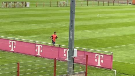 Nanu - was macht denn die Legende Thomas Müller zurück auf dem Trainingsplatz der Bayern an der Säbener Straße?