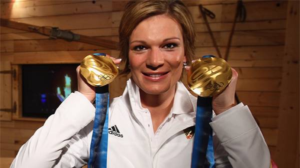 Maria Höfl-Riesch zählt zu den bekanntesten und erfolgreichsten deutschen Skirennläuferinnen. Spätestens seit ihren beiden Goldmedaillen bei den Olympischen Spielen 2010 in Vancouver zählt sie auch zu den ganz Großen des Sports. SPORT1 zeigt die Stationen ihrer Karriere