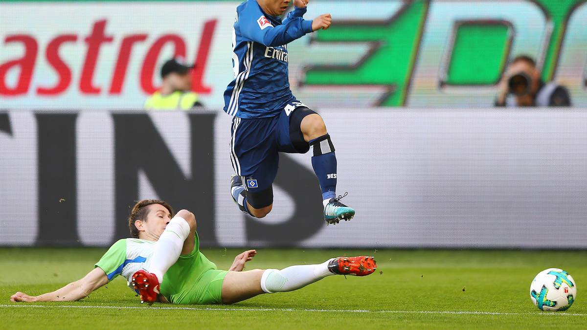 Dank kräftiger Mithilfe der "Wölfe" setzt der HSV seine Aufholjagd fort. Tatsuya Ito wird im Strafraum gelegt - Elfer