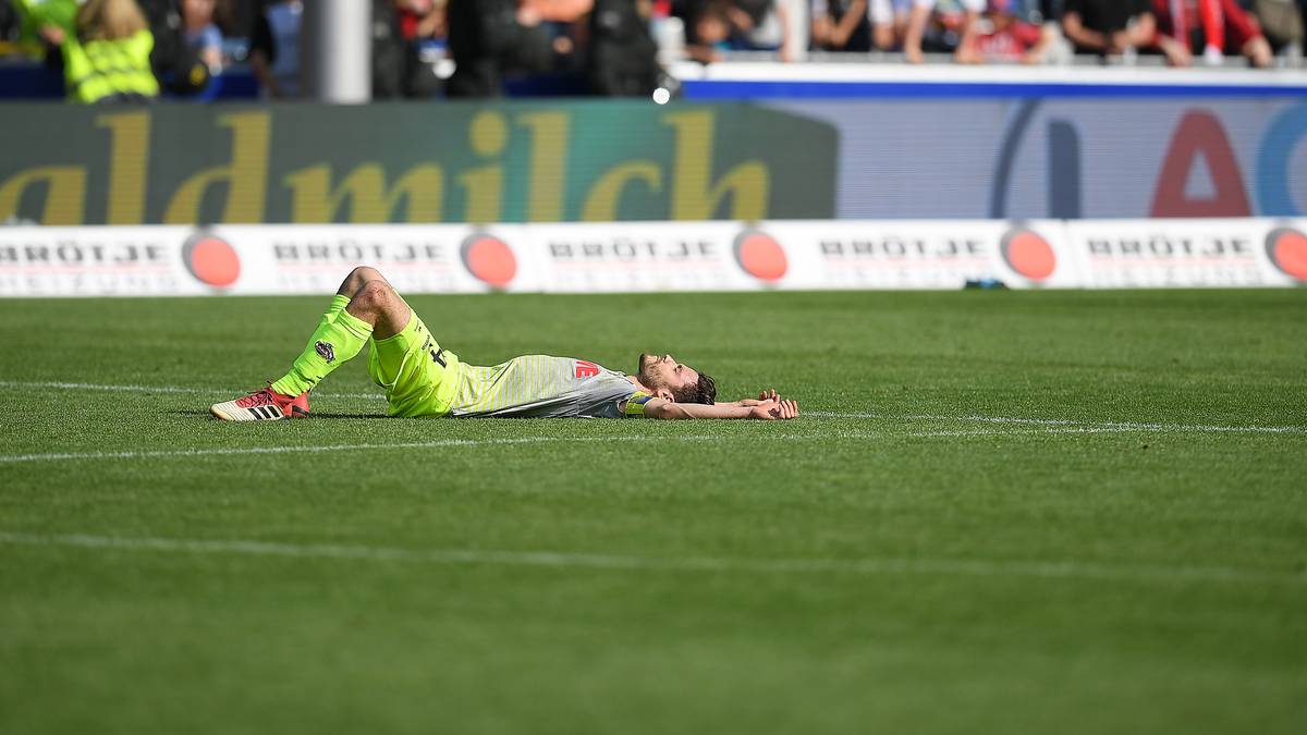 Ungläubig liegt er auf dem Rasen