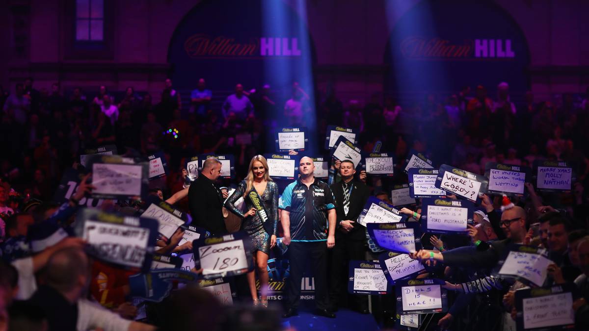 Sensations-Weltmeister Rob Cross lief häufig an der Seite von Charlotte Wood (l.) ein