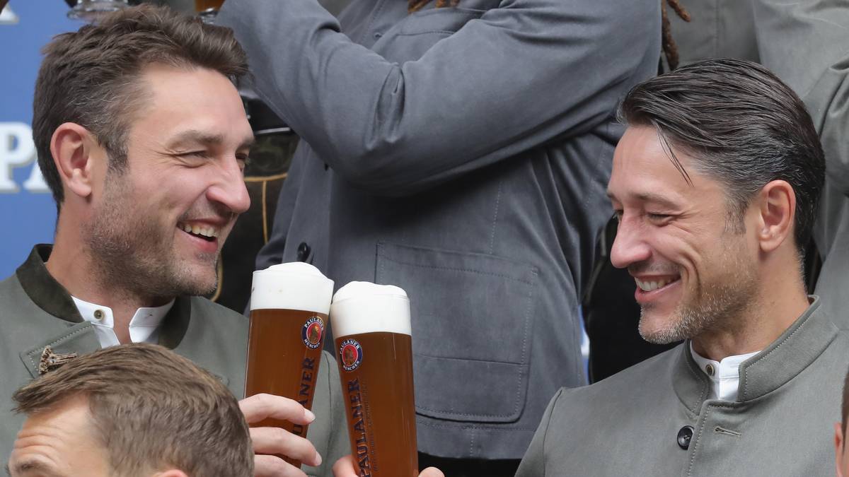 Die einzige Trainerfamilie auf einer Bundesliga-Trainerbank bildet ROBERT KOVAC zusammen mit seinem älteren Bruder Niko, bei Bayern wie schon vorher in Frankfurt. Schon als Spieler standen sie bei Bayern zusammen auf dem Platz